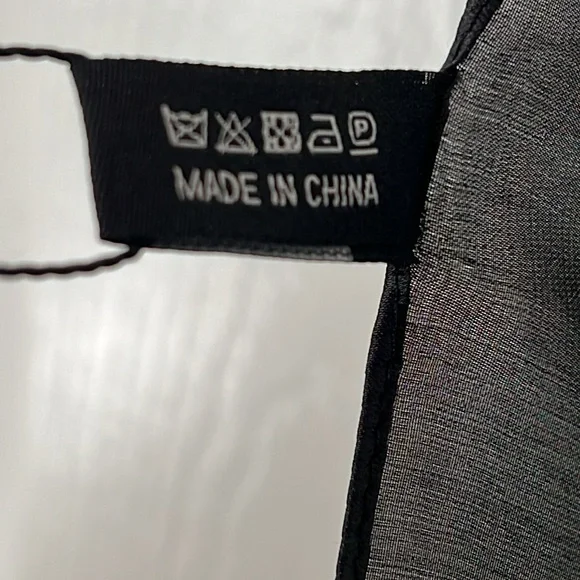 Ladies Beautiful Unbranded Silk Feeling/ Fabric Polyester Fashion Scarf.